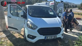Burdur’da hafif ticari araç ile kamyon kavşakta çarpıştı: 4 yaralı