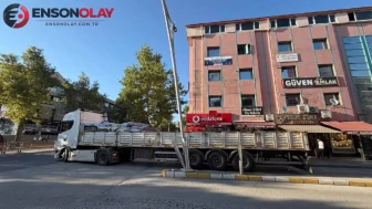 Erzincan’da tır dönüş yapmak isterken aydınlatma direğine çarptı