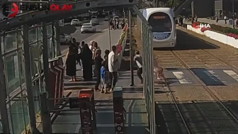 Tramvayın önüne koşan küçük çocuğu son anda kurtardı