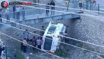 Çorum'da diyaliz hastalarını taşıyan araç çay yatağına devrildi : 5 yaralı