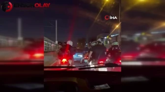 Motosiklet sürücüleri otomobilin peşine düştü