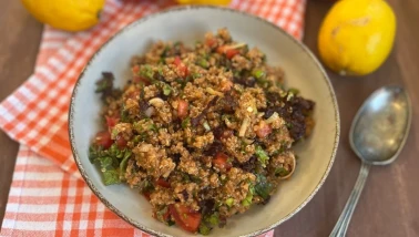 Sağlık ve lezzet dolu bir alternatif: Evde Kinoalı Kısır Tarifi ile Sofralarınıza Renk Katın