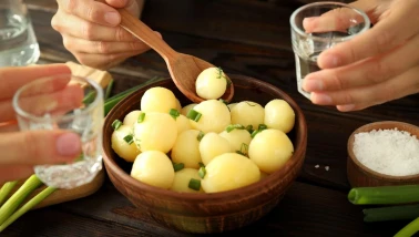 Mükemmel bir patates soymanın sırrı! İşte patatesleri haşlarken suyuna eklemeniz gereken 1 küçük detay daha!