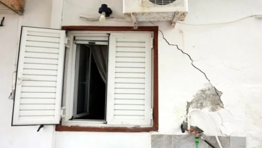 Turistik adanın yollarında evlerinde çatlaklar oluştu, OHAL uygulamasına karar verilecek