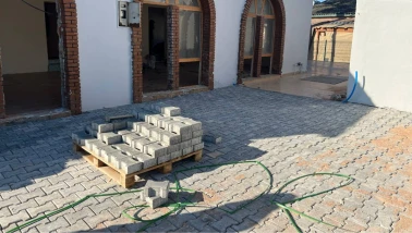 Foça İlçe Garajı çevresinde yapılan çevre düzenleme çalışmaları devam ediyor