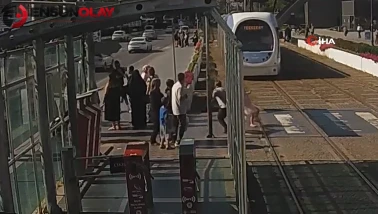 Tramvayın önüne koşan küçük çocuğu son anda kurtardı