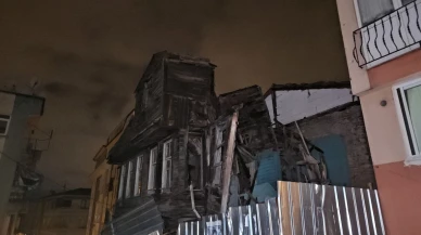 İstanbul'da fırtına: Çatılar uçtu, ağaçlar devrildi