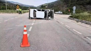 Köpeğe çarpmamak için manevra yapan araçtaki 3 kişi yaralandı