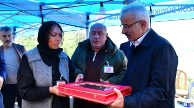 Bakan Uraloğlu, şehit Berat Mecit Day'ın ailesini ziyaret etti ve duygusal anlar yaşandı