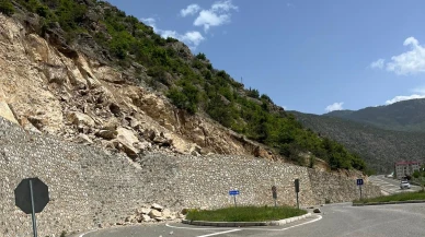Gümüşhane'de heyelan! Yol ulaşıma kapatıldı
