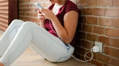Telefonunuzu asla böyle şarj etmeyin: Batarya ömrünü bitiriyor!
