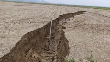 Tarım arazisinde meydana gelen devasa çatlak, çevredekileri endişelendirdi