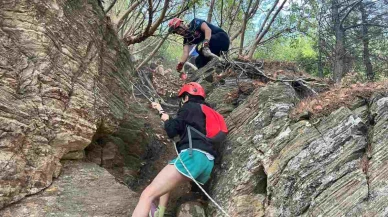 İzmir İtfaiyesi kayalıklarda mahsur kalan üç genci kurtardı