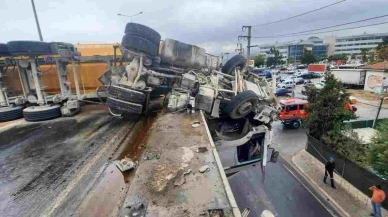 İzmir İtfaiyesi kaza sonrası viyadükte asılı kalan tır şoförünü kurtardı