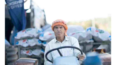 İzmir Büyükşehir Belediyesi Üreticilere Yem Desteği Sağlayarak Tarımsal Üretimi Destekliyor
