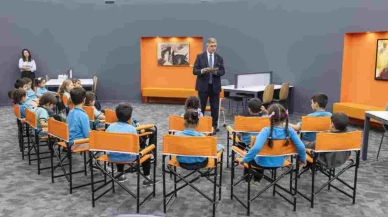 Başkan Tugay, Kütüphanede Minik Ziyaretçilere Masal Anlattı