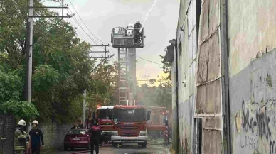 Bornova'daki Depo Yangınında İtfaiye Ekiplerinden Hızlı Müdahale