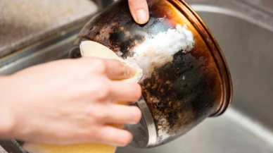 Sadece birkaç malzeme ile pırıl pırıl oluyor! Dibi tutan ve yanmış tencereler için etkili püf noktaları...