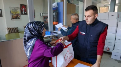 Uşak Belediyesi sosyal yardımlarla her haneye ulaşmaya devam ediyor