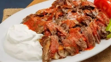 Evde döner nasıl yapılır? Viral olan kağıtta yaprak döner (ev yapımı iskender) tarifi!