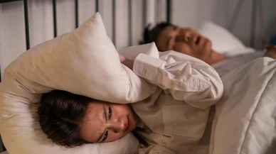 Horlama derdi son veriyor! Yatmadan önce dilinizle bu hareketi yapın, 2 gecede etki ediyor