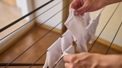 Çoraplarınızdaki lekeleri çıkarmanın sırrı: Boş kutusuna düşmüş gibi beyazlatın!