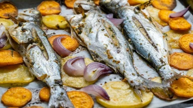 Deniz ürünleri sevenler için harika bir lezzet olan çinekop balığını pişirmenin püf noktalarını öğrenmeye hazır mısınız? İşte fırında ve tavada çinekop nasıl pişirilir!