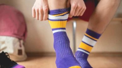 Çoraplardaki mikroplar 3 ay boyunca canlı kalabiliyor: Ev eşyalarına yayılıyor