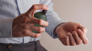 Parfümü sıkmak yerine böyle kullanın! Kokunuzun kalıcılığı katlanarak artıyor