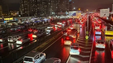 İstanbul'a yağmur kasveti çöktü! Trafik kilitlendi