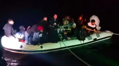 Lastik bot ile sürüklenen göçmenler kurtarıldı