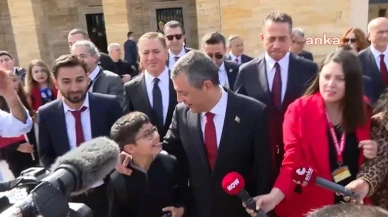 Anıtkabir'de CHP lideri Özel'e 'abi' diye seslenip Ali Koç'u sordu