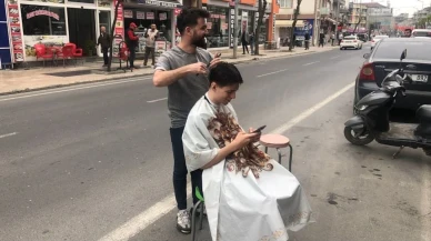Depremden sonra ilginç görüntü: Tıraşı dışarıda bitirdi