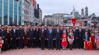 CHP "ilk kez" diyerek duyurdu: Taksim'e bırakılan çelenkte dikkat çeken mesaj
