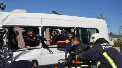 Tur minibüsü tankere çarptı: 5'i turist 6 kişi yaralandı