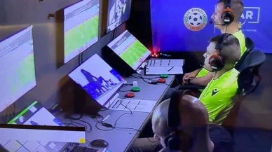 VAR odası bahis oynarken yakalandı! Skandal görüntü...