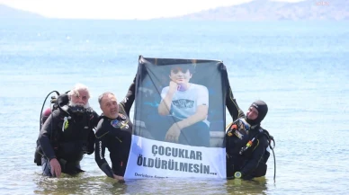 Dalgıçlar su altından Mattia Ahmet Minguzzi'nin fotoğrafıyla mesaj verdi: 'Çocuklar öldürülmesin'