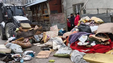 Kötü koku yayılan evden 10 ton çöp çıktı