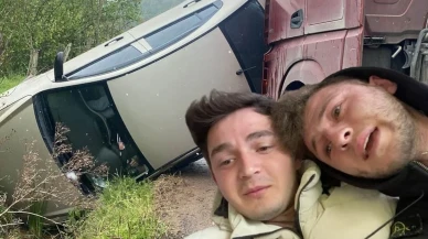 Kazada yan yatan otomobilde mahsur kalan 2 arkadaş o anları görüntüledi