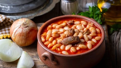 Kuru fasulyenin lezzetine lezzet katıyor! Fasulyeleri ıslatırken bunu yapan piştiğinde en az 3 tabak yiyor