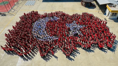 1300 öğrenci yan yana geldi, ay yıldızlı Türkiye haritası oluşturdu