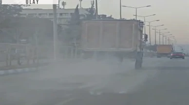 Hafriyat kamyonu trafikte kum saçarak ilerledi