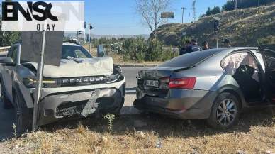 Sivas'ta iki otomobilin çarpıştığı kazada 5 kişi yaralandı