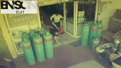 Dükkana giren yılan, esnafı sokağa fırlattı
