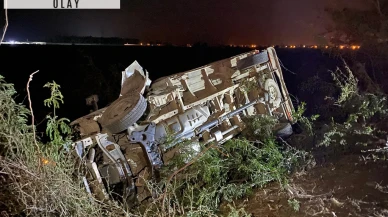 Kamyonetle çarpışan otomobil hurdaya döndü; aynı aileden 3 ağır yaralı