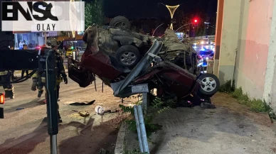 Takla atan otomobil çarptığı bariyerde asılı kaldı: 2 genç öldü