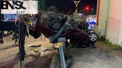 İzmit'te korkunç kaza: Otomobil bariyerde asılı kaldı! 2 genç öldü