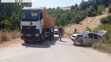 Hafriyat kamyonuyla çarpışan otomobildeki 2 kişi yaralandı