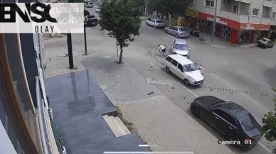 Otomobillerin çarpıştığı kazada açılan kapıdan düşen sürücü yaralandı