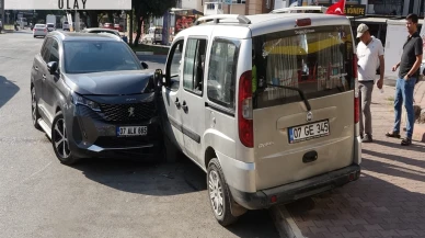 Kızını markete bıraktıktan 3 dakika sonra otomobiline çarptılar